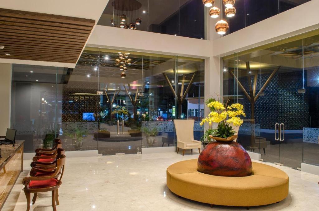 Horison Gkb Gresik Hotel Ngoại thất bức ảnh